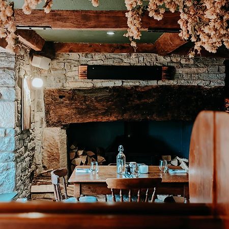 Hotel The Lion At West Pennard Exterior foto The interior of the restaurant