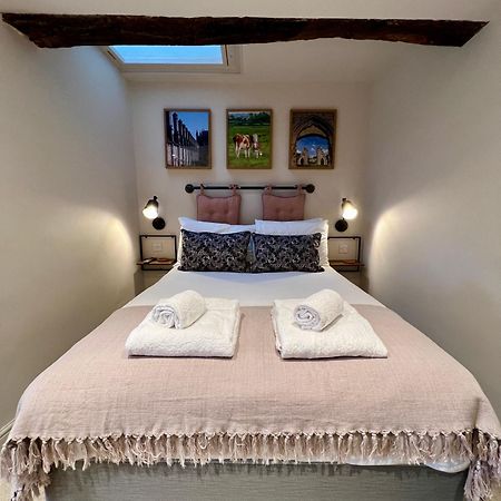 Hotel The Lion At West Pennard Exterior foto A bedroom at the hotel