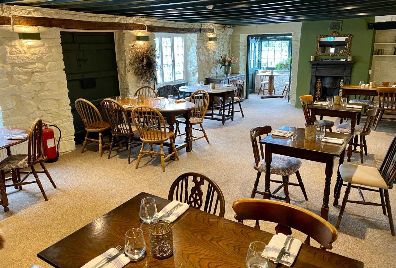 Hotel The Lion At West Pennard Exterior foto The interior of the restaurant
