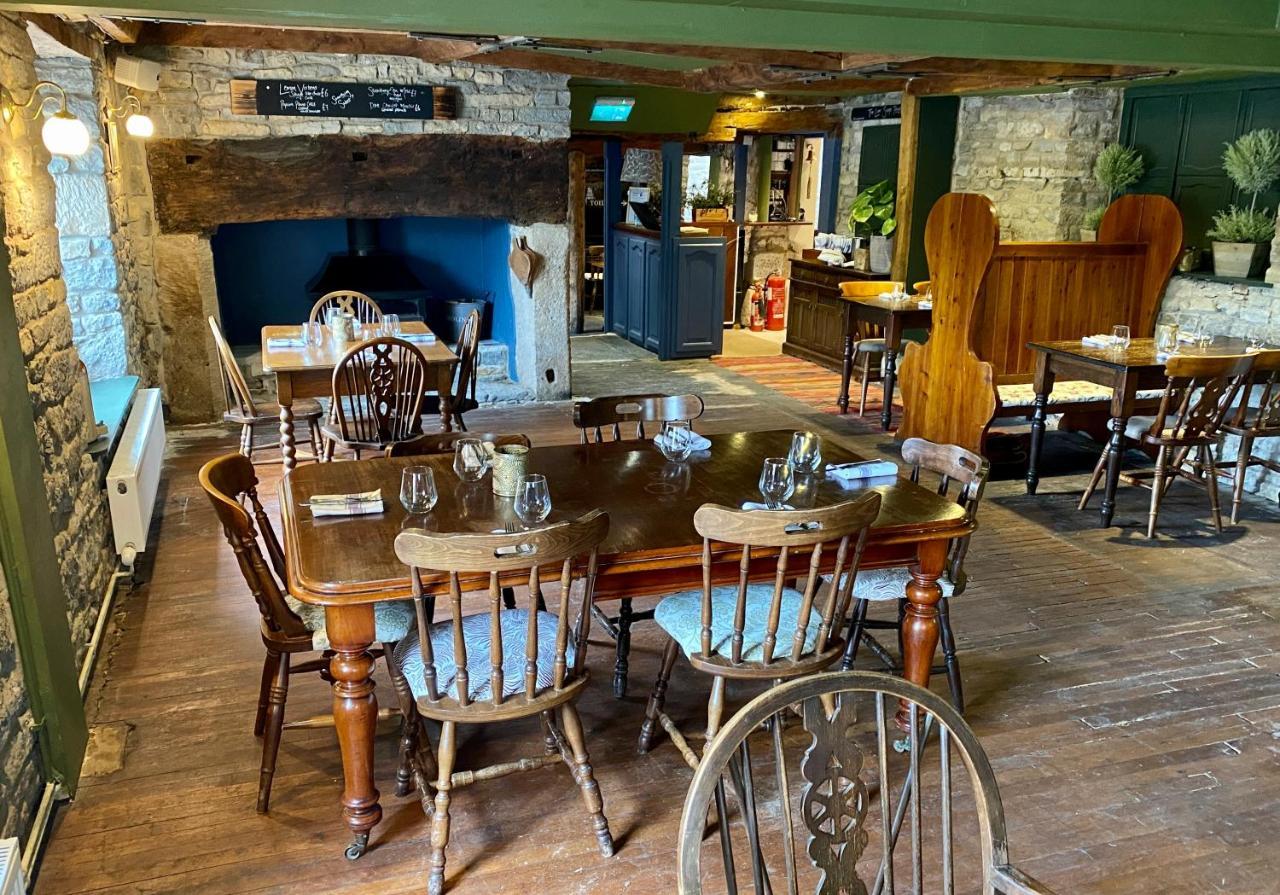 Hotel The Lion At West Pennard Exterior foto The interior of the restaurant