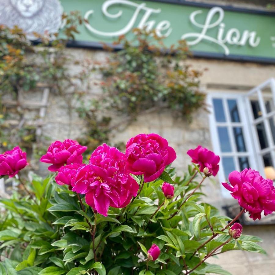 Hotel The Lion At West Pennard Exterior foto Peonies in bloom