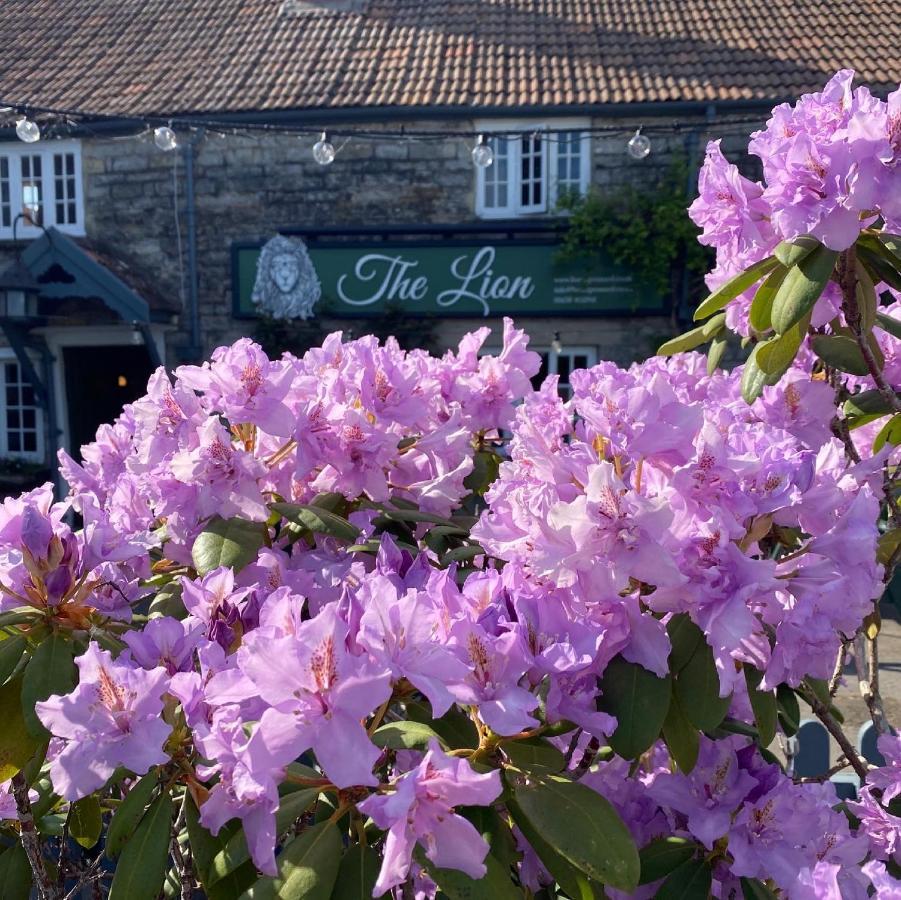 Hotel The Lion At West Pennard Exterior foto The Lion Inn