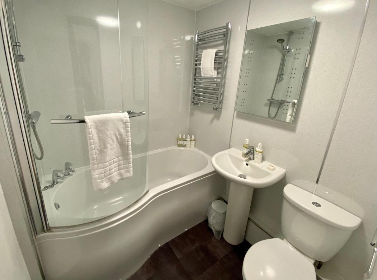 Hotel The Lion At West Pennard Exterior foto Bathroom in a UK hotel