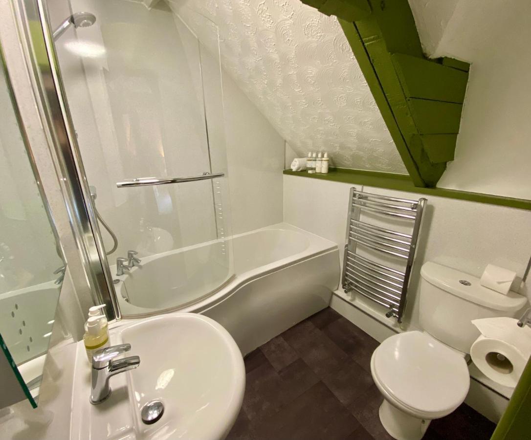 Hotel The Lion At West Pennard Exterior foto A bathroom in the UK