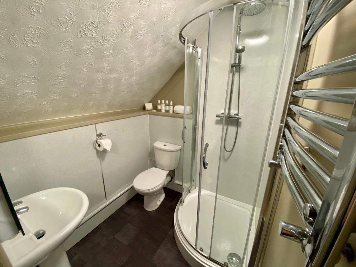 Hotel The Lion At West Pennard Exterior foto A shower cubicle