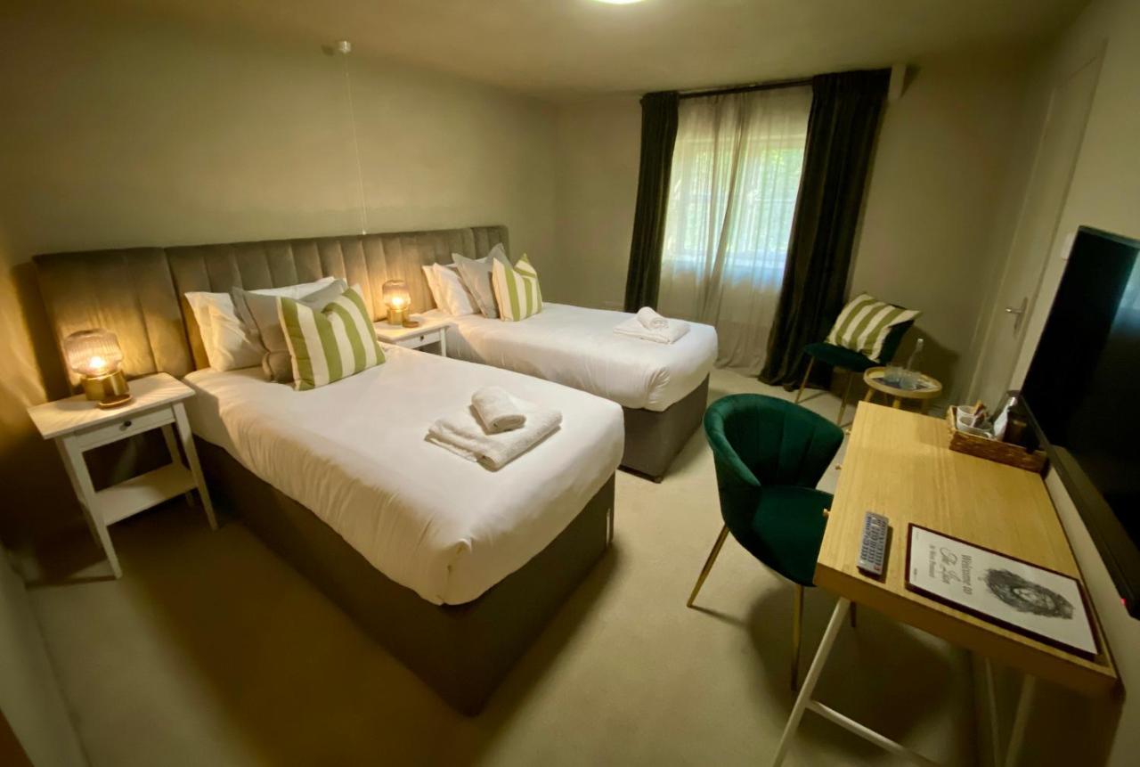 Hotel The Lion At West Pennard Exterior foto A room at the hotel