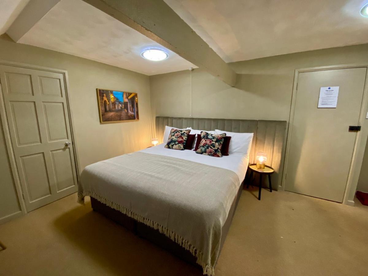 Hotel The Lion At West Pennard Exterior foto A bedroom at the hotel