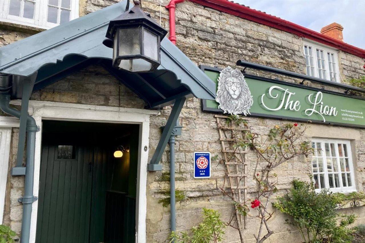 Hotel The Lion At West Pennard Exterior foto The Lion Inn, Settle