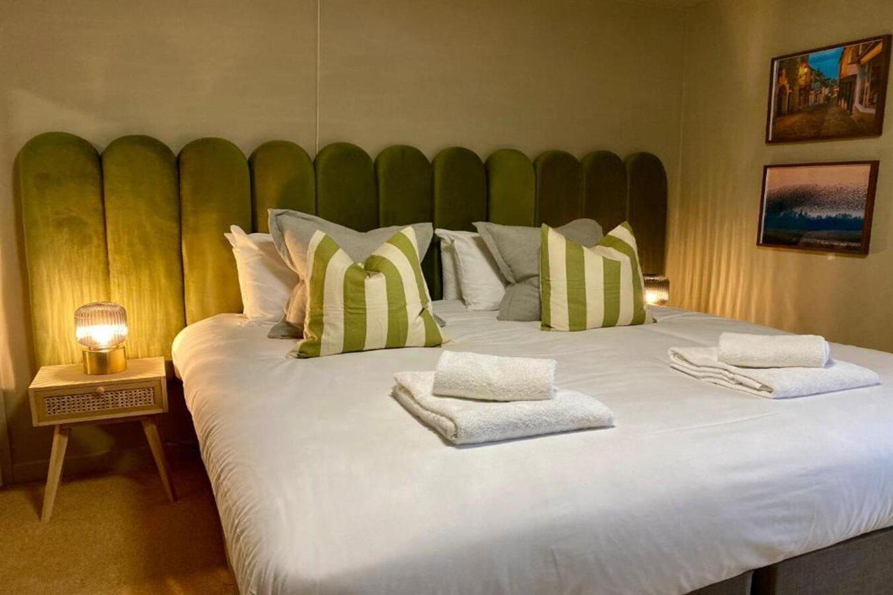 Hotel The Lion At West Pennard Exterior foto A bedroom at the hotel
