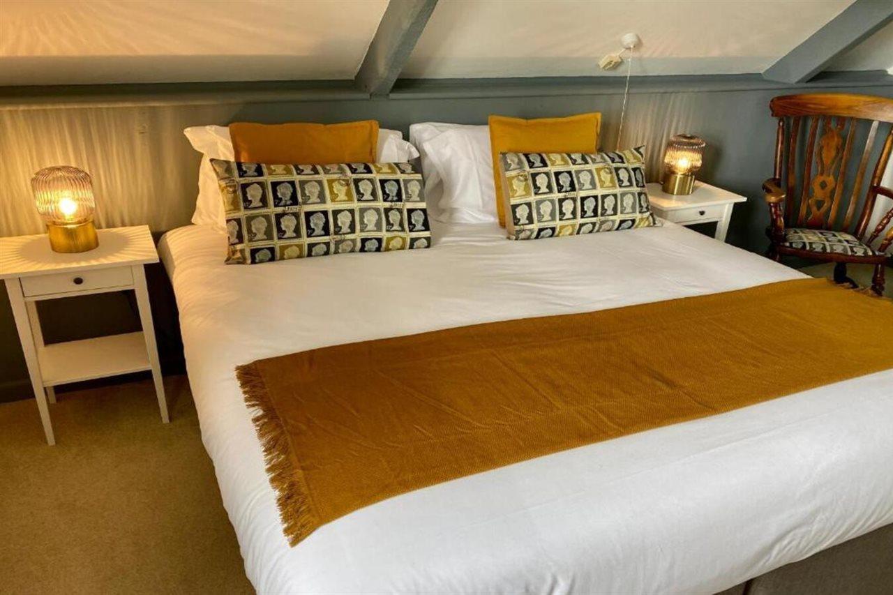 Hotel The Lion At West Pennard Exterior foto A bed runner