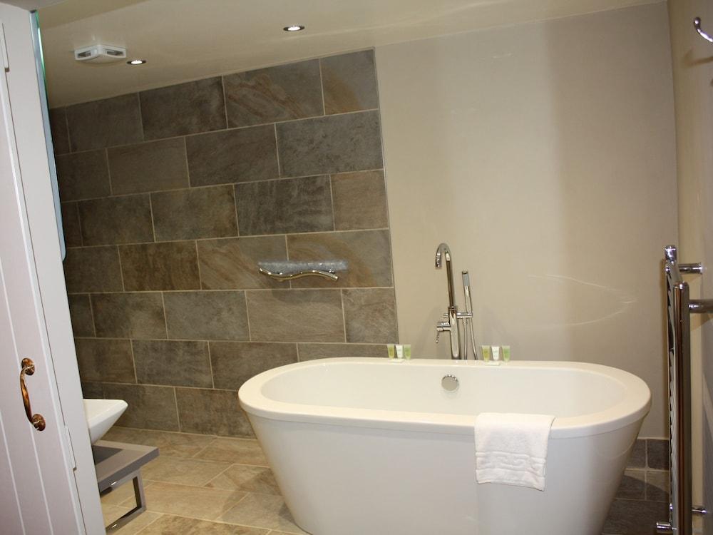 Hotel The Lion At West Pennard Exterior foto A freestanding bathtub