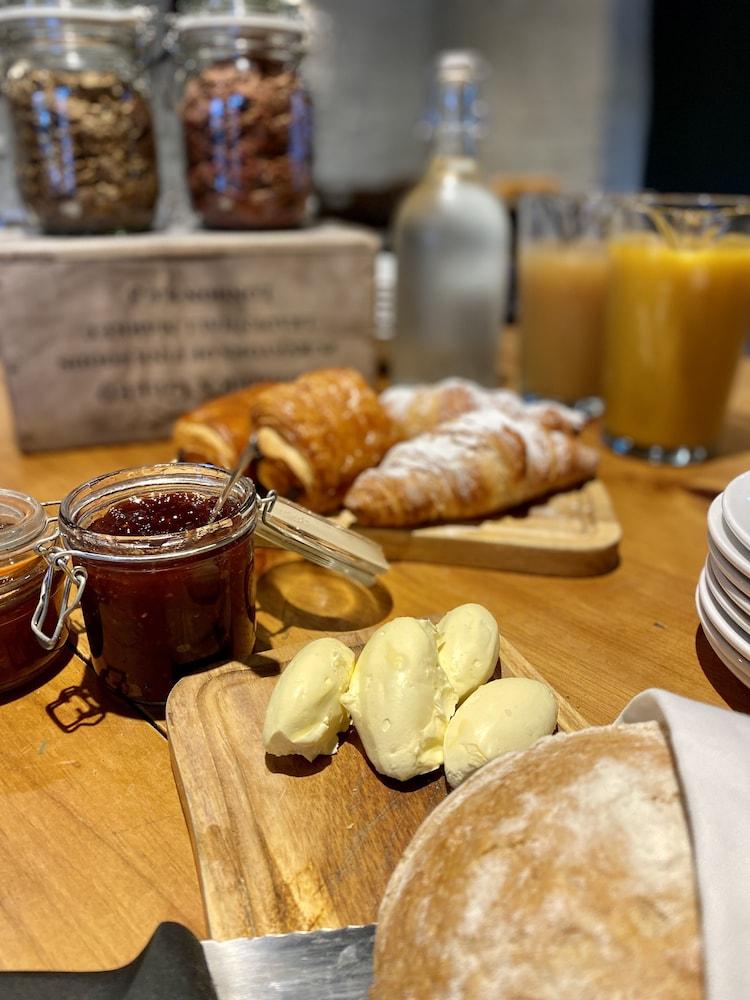 Hotel The Lion At West Pennard Exterior foto Croissants and butter at a breakfast buffet