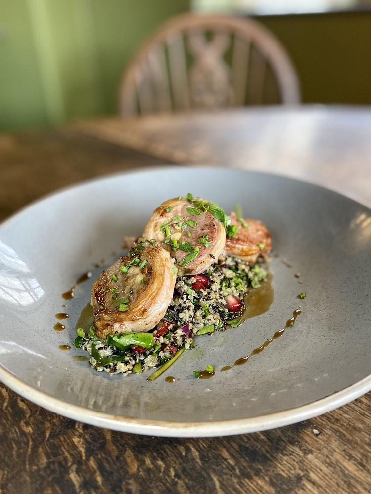 Hotel The Lion At West Pennard Exterior foto Quinoa salad with lamb