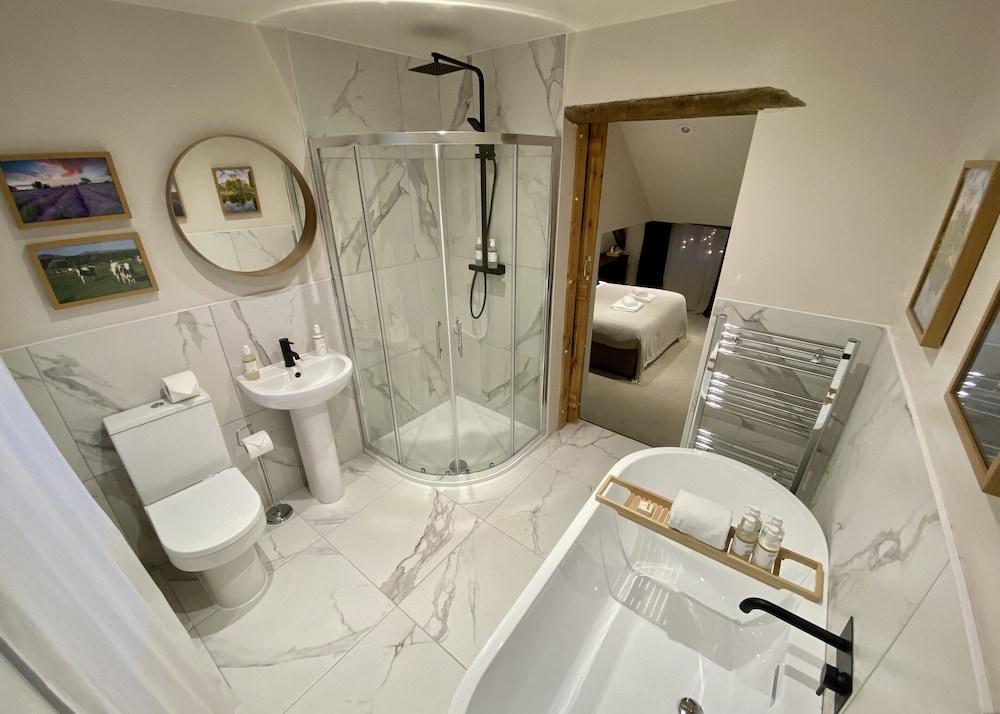 Hotel The Lion At West Pennard Exterior foto Bathroom with shower enclosure