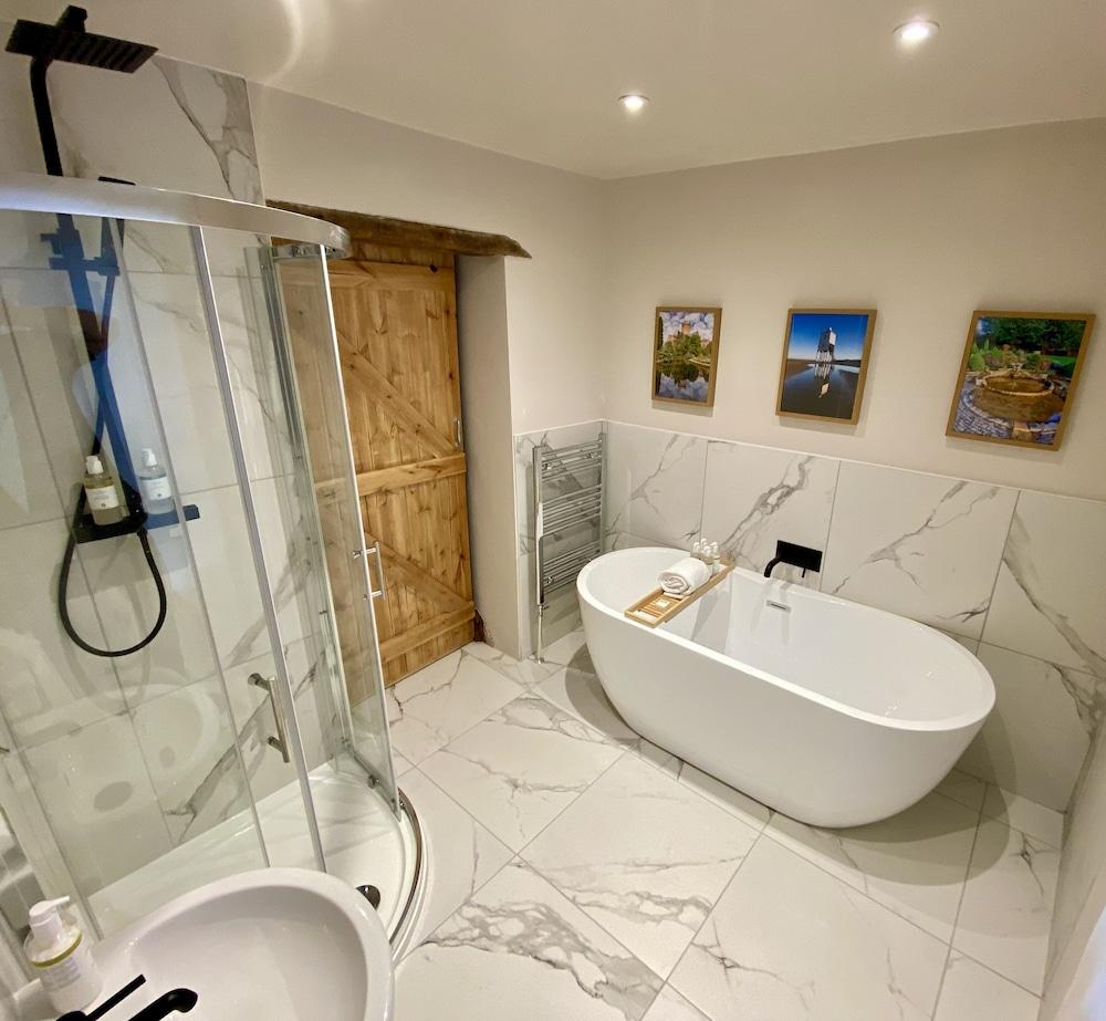 Hotel The Lion At West Pennard Exterior foto Bathroom with shower enclosure and freestanding bath