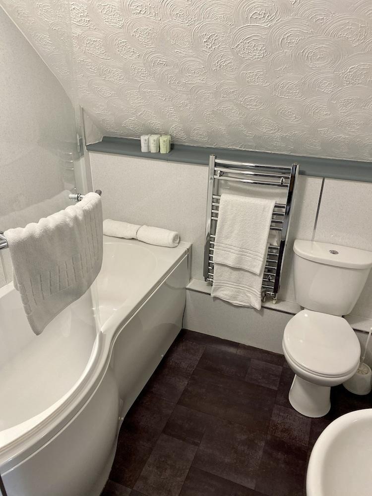 Hotel The Lion At West Pennard Exterior foto A heated towel rail
