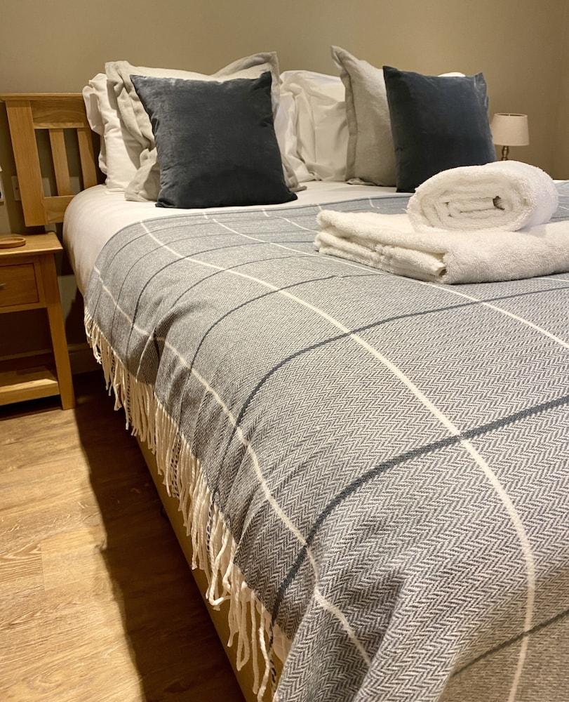 Hotel The Lion At West Pennard Exterior foto A bed with a throw