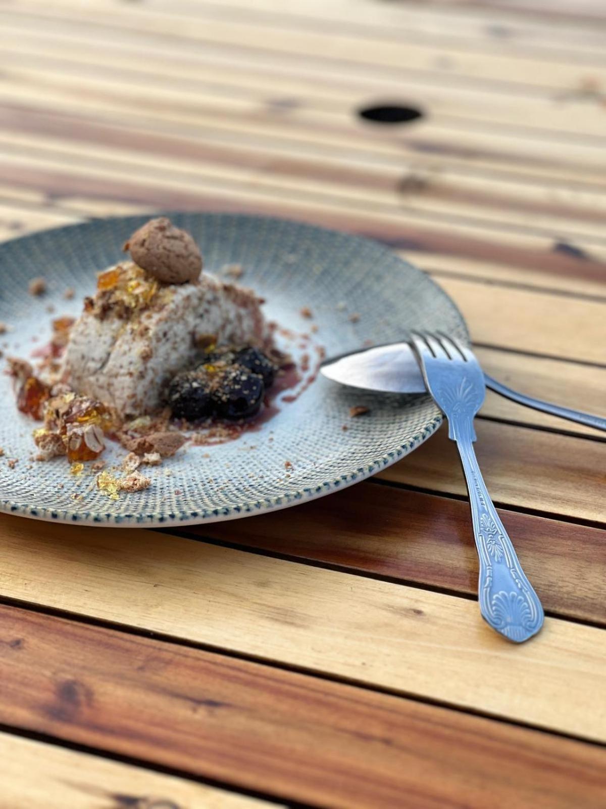 Hotel The Lion At West Pennard Exterior foto A plate of the dessert