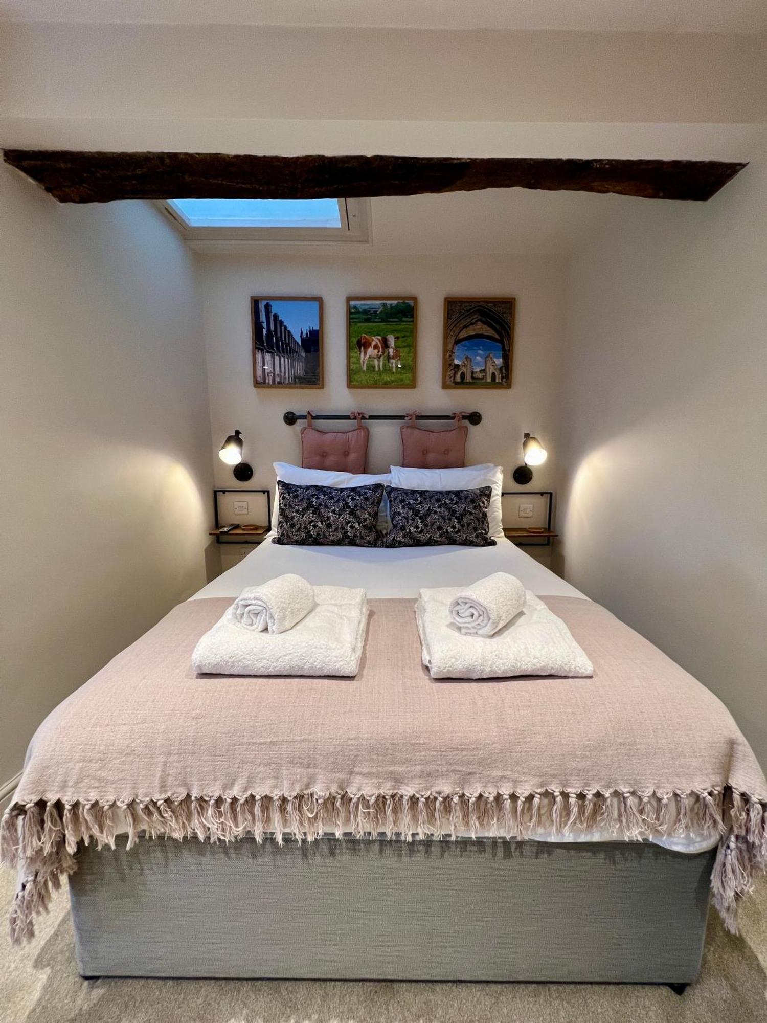 Hotel The Lion At West Pennard Exterior foto A bedroom at the hotel