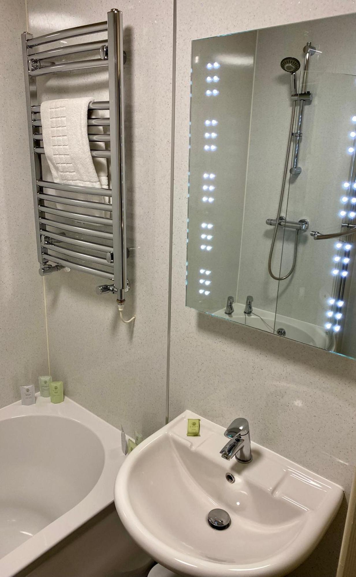 Hotel The Lion At West Pennard Zimmer foto A heated towel rail