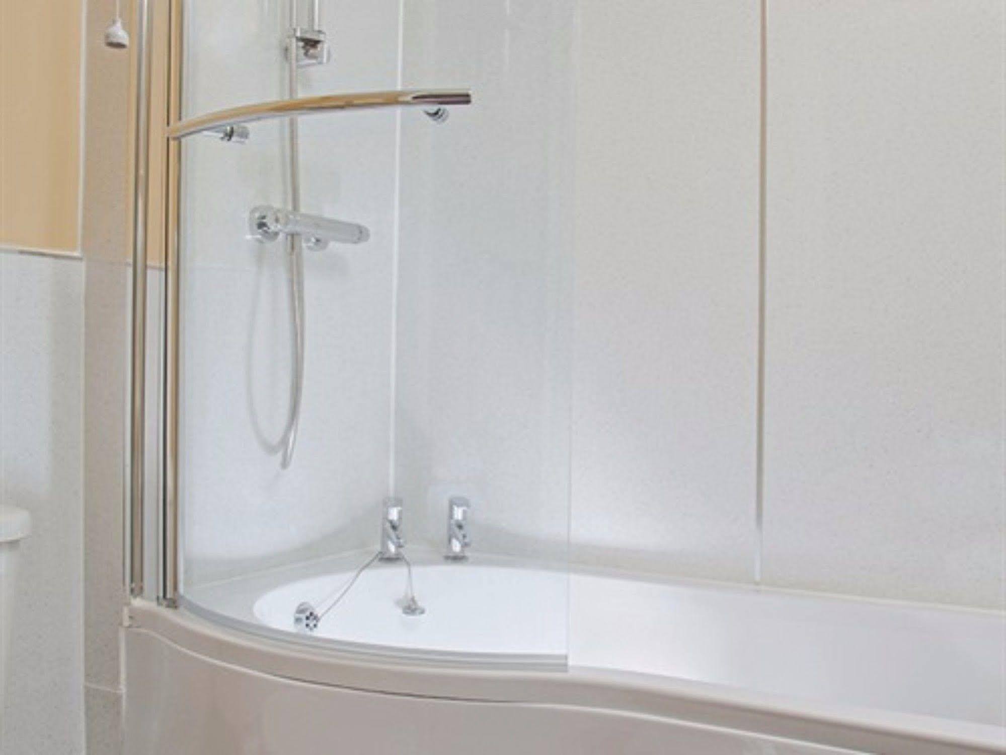 Hotel The Lion At West Pennard Exterior foto A shower bath