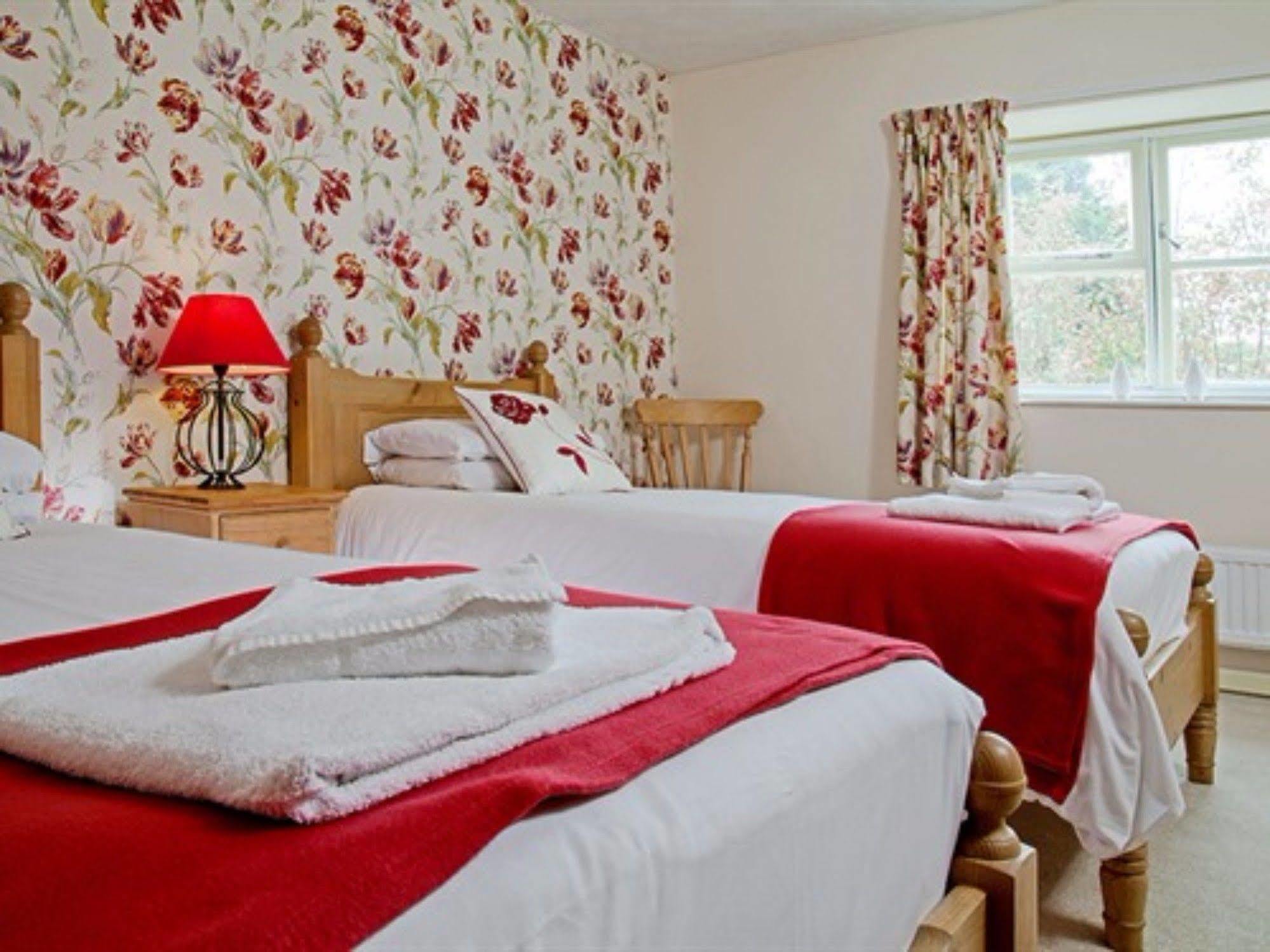 Hotel The Lion At West Pennard Exterior foto A typical bedroom at the hotel