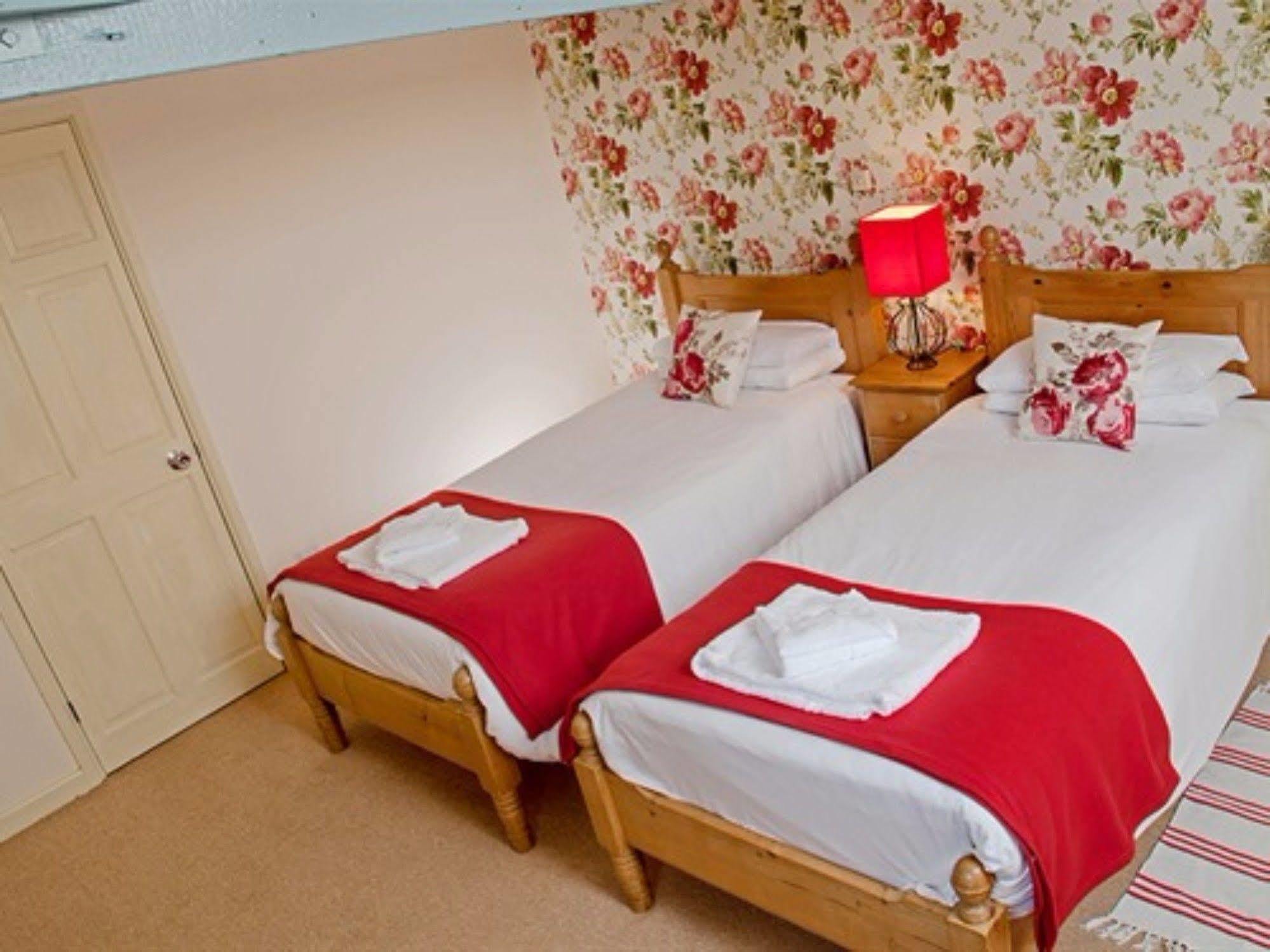 Hotel The Lion At West Pennard Exterior foto A typical bedroom at the hotel