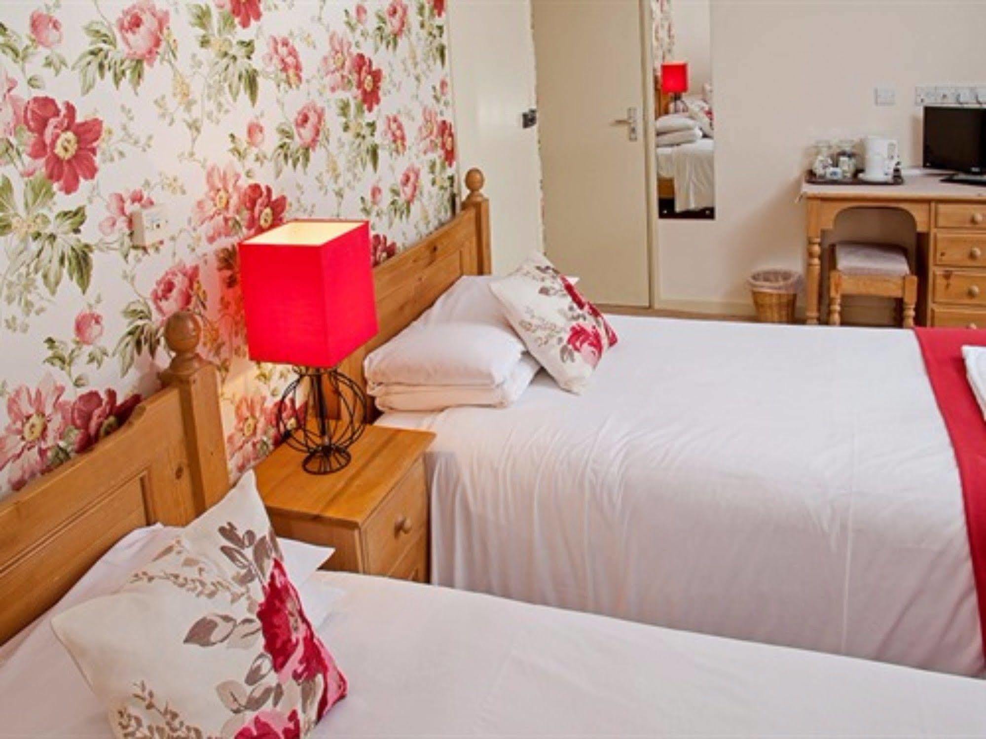 Hotel The Lion At West Pennard Exterior foto A room at the hotel