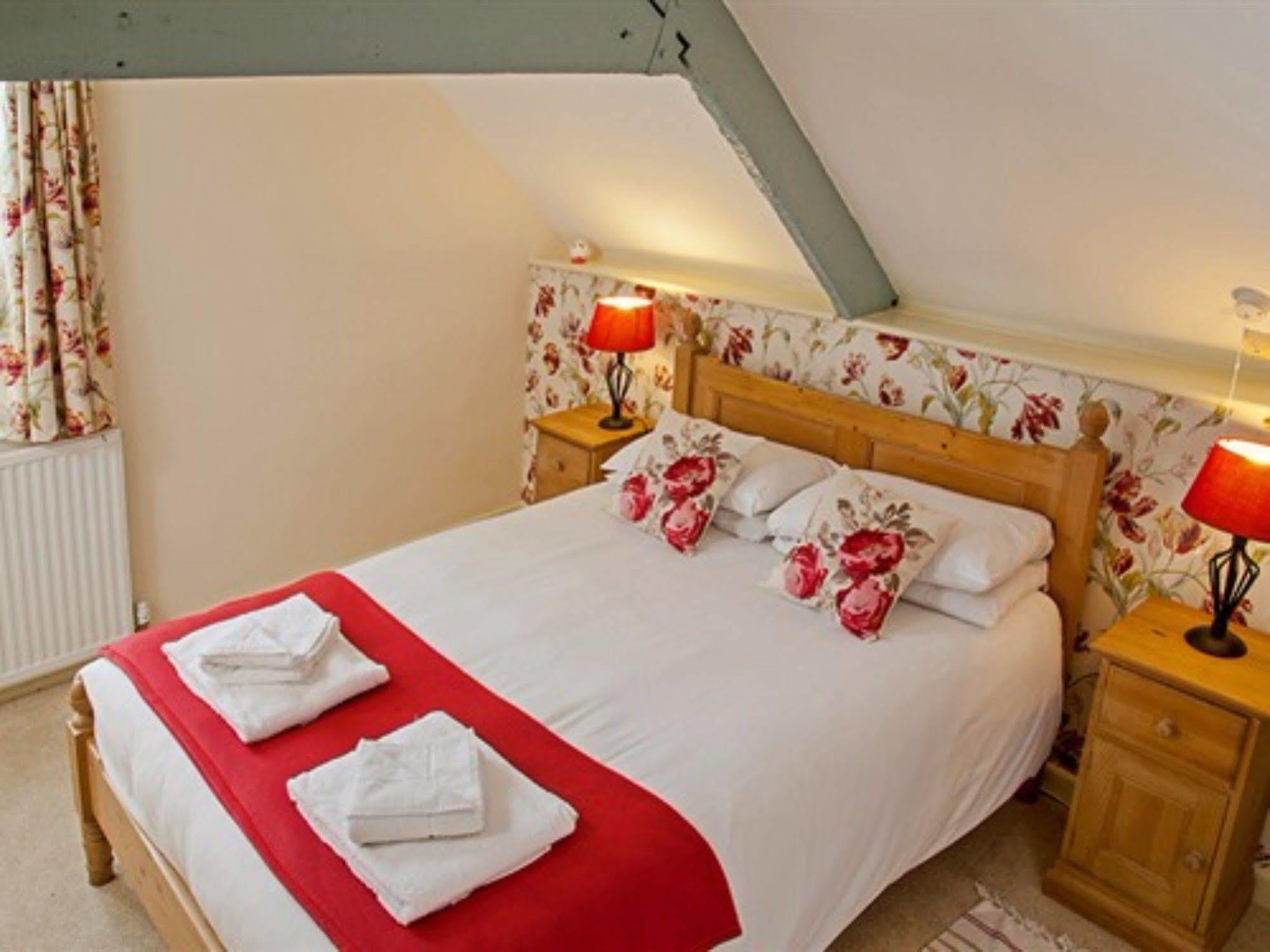 Hotel The Lion At West Pennard Exterior foto The Rose Room