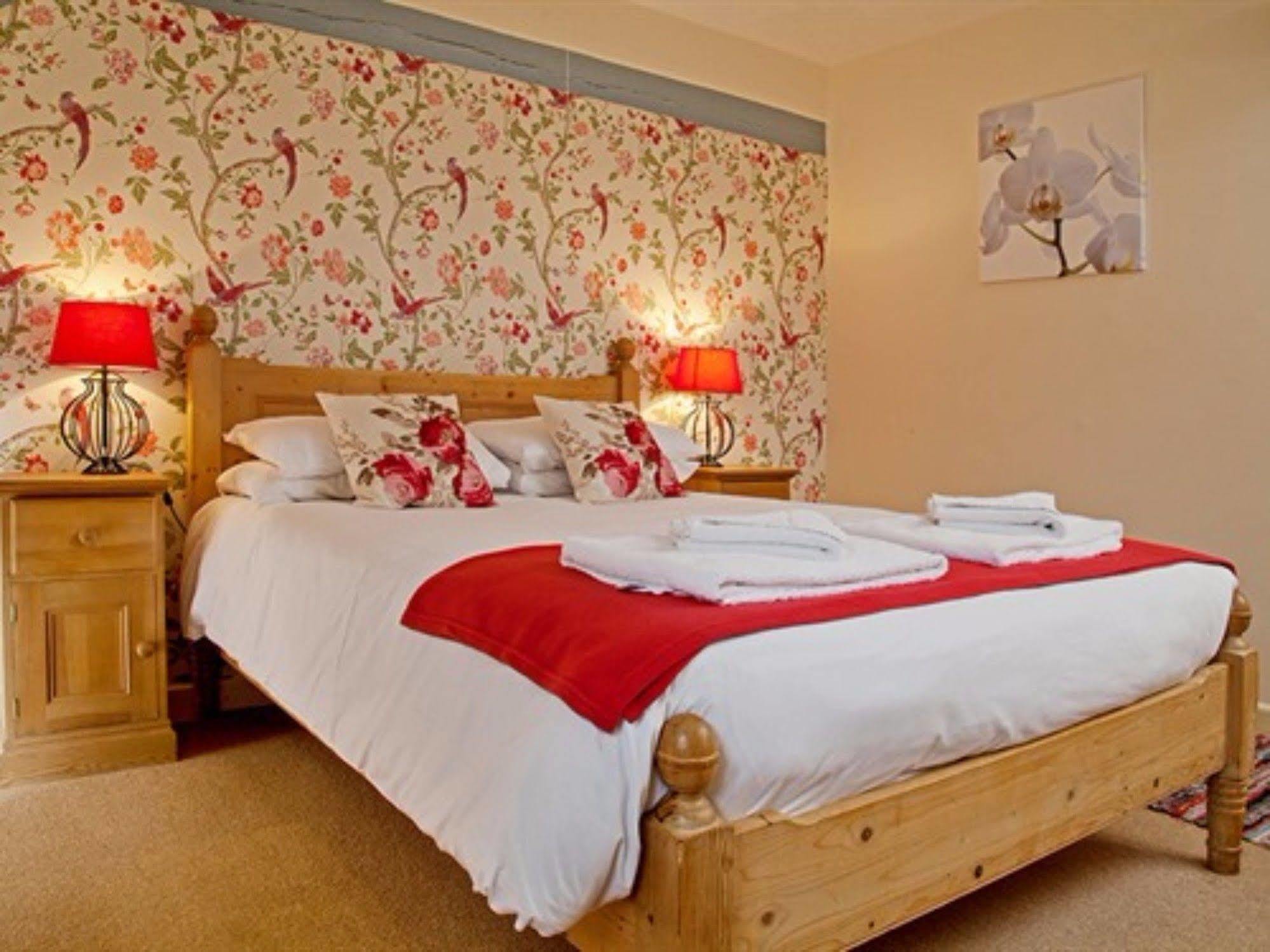 Hotel The Lion At West Pennard Exterior foto A bedroom at the Old Mill