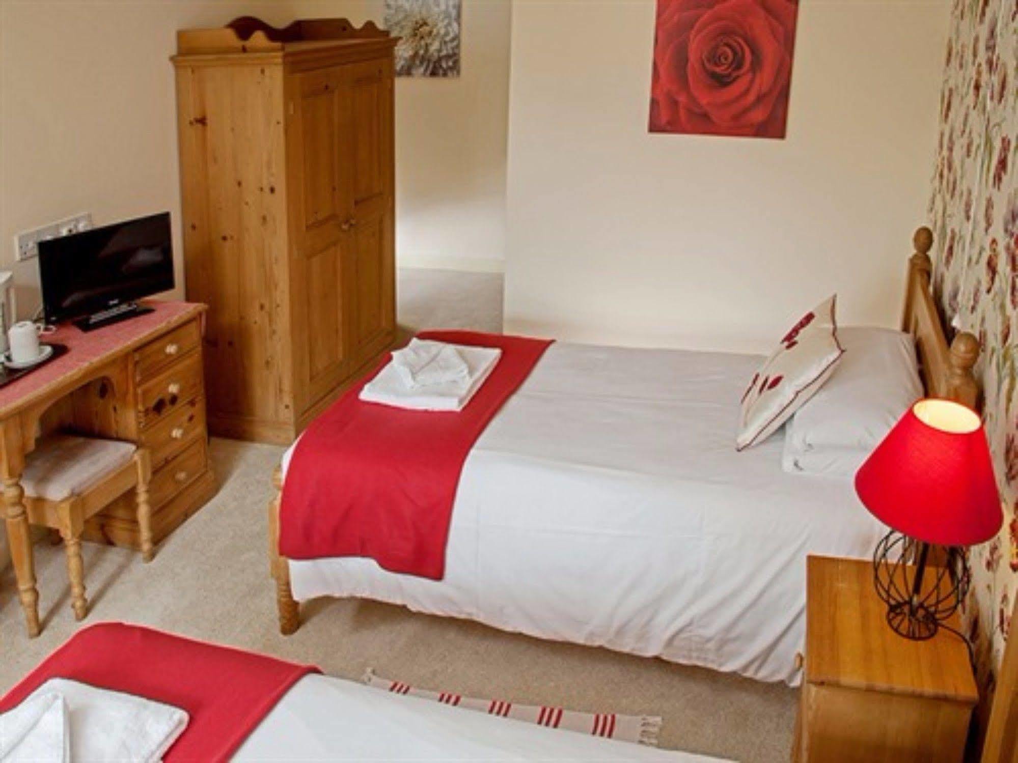 Hotel The Lion At West Pennard Exterior foto A typical bedroom at the school