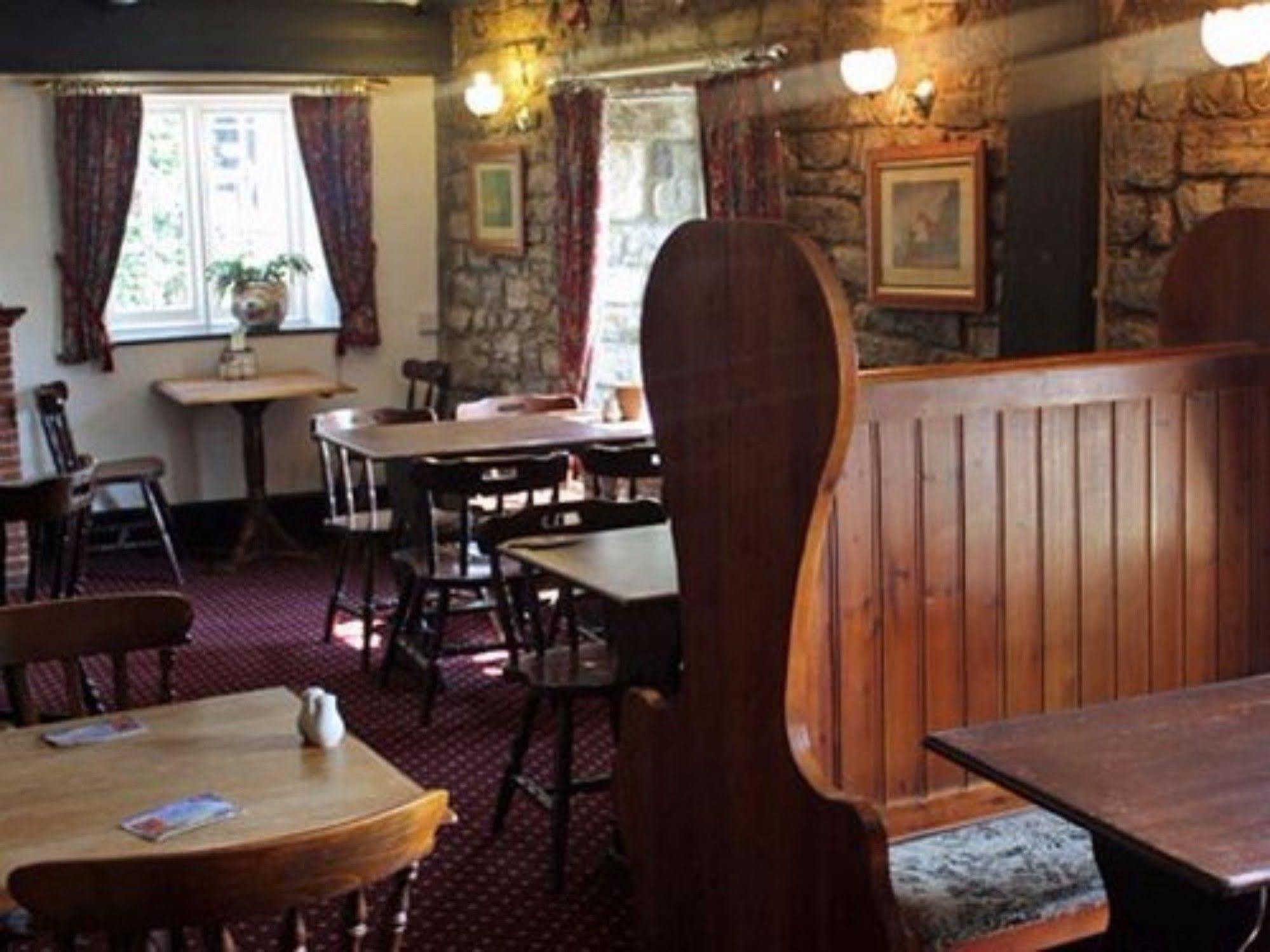 Hotel The Lion At West Pennard Exterior foto The interior of the pub