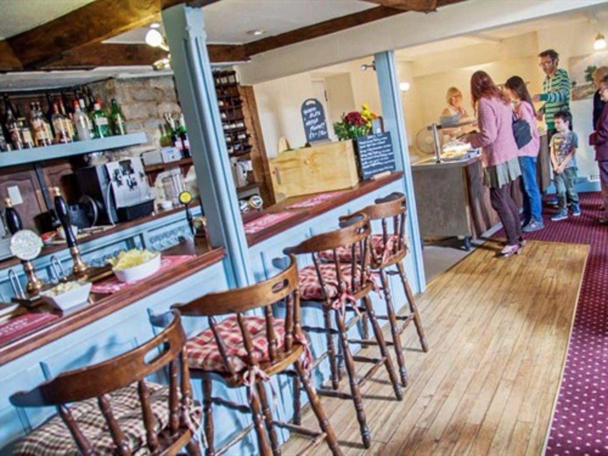 Hotel The Lion At West Pennard Exterior foto The interior of the pub