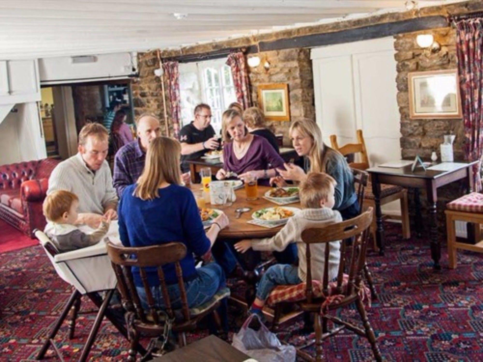 Hotel The Lion At West Pennard Exterior foto The interior of the pub