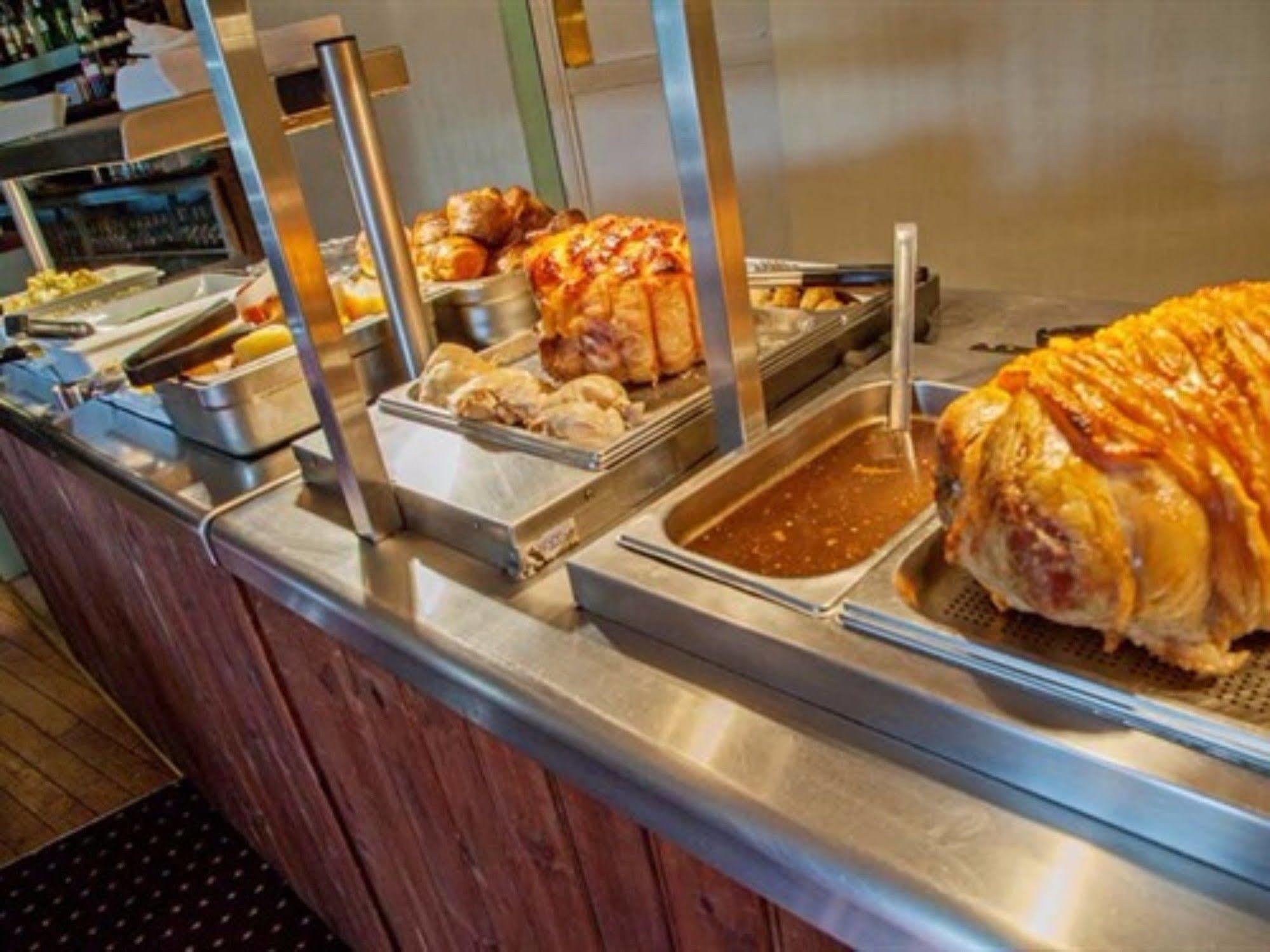Hotel The Lion At West Pennard Exterior foto A hot buffet